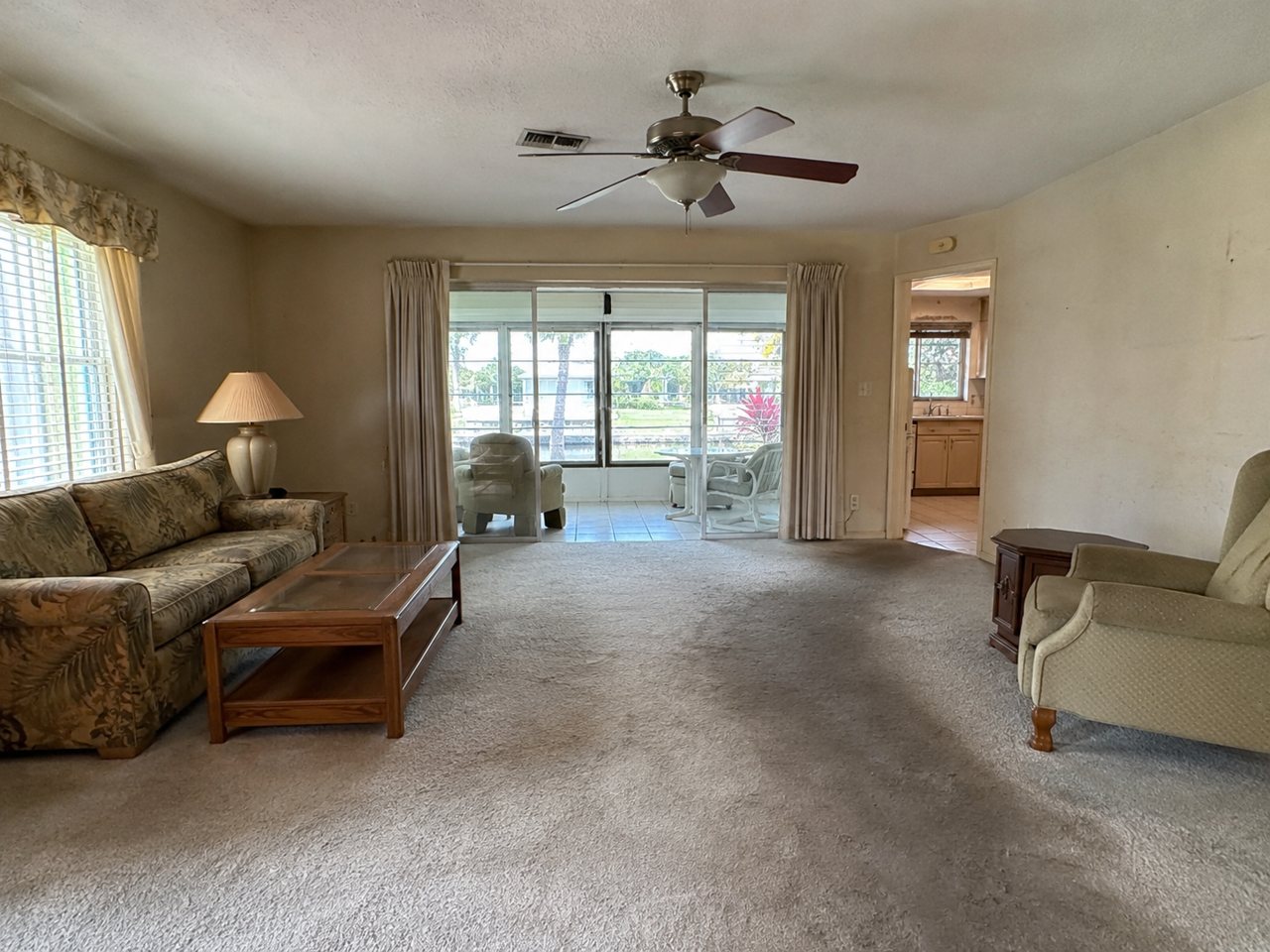 Old living room before renovation